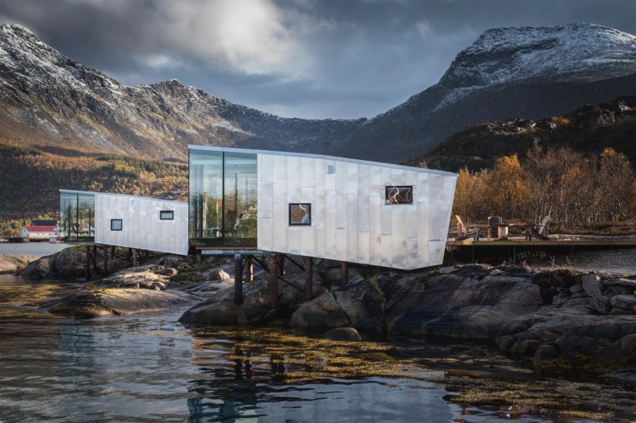 Modern cabins constructed on support pillars from the rocks, providing a view over the nature.