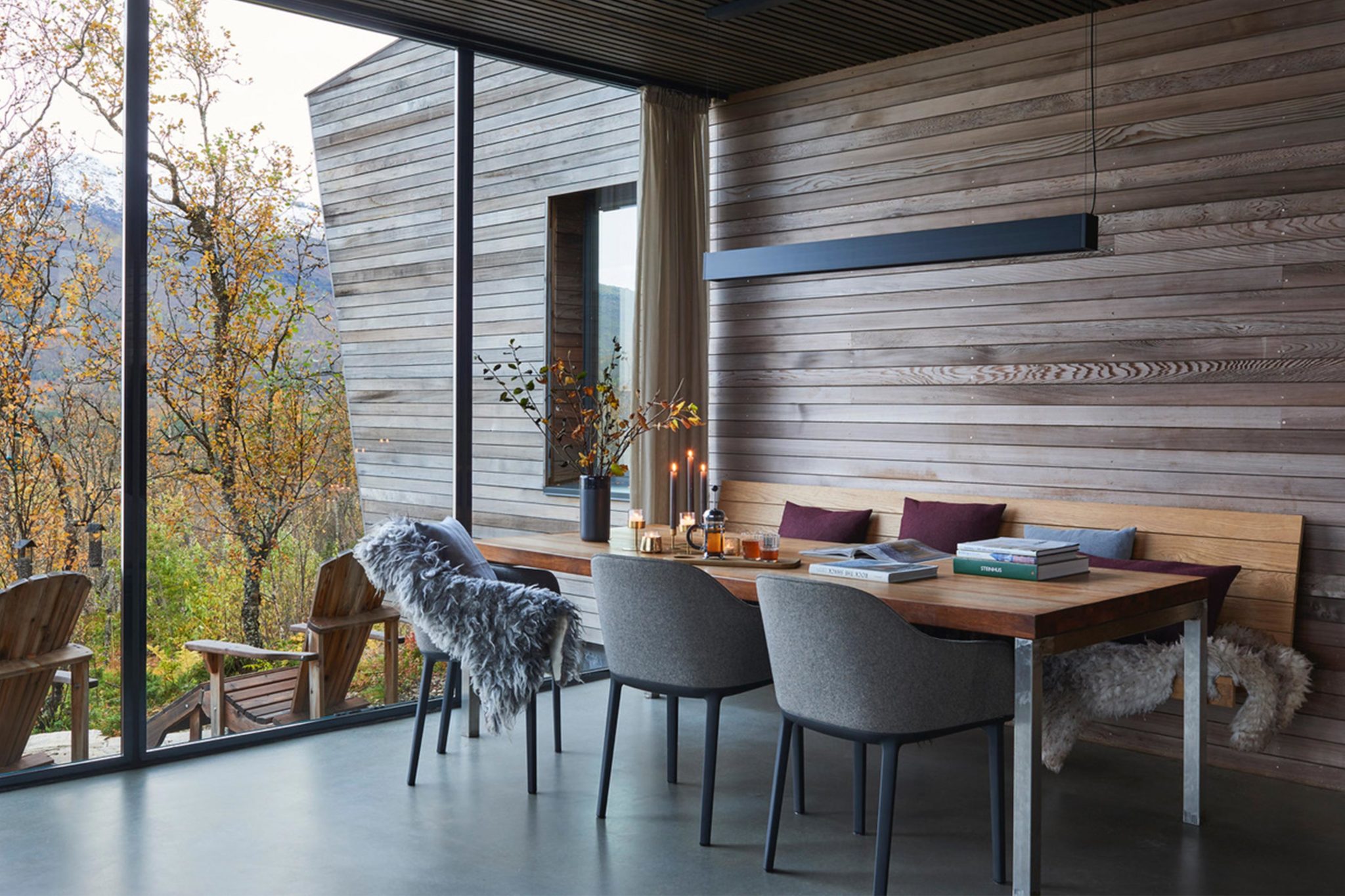 Cozy dining room with a built-in bench and comfortable colors.