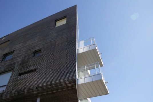 A building with two terraces, viewed from a frog's perspective.